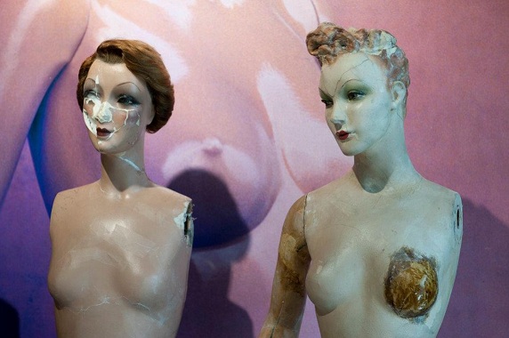 El maniquí se desnuda en el Museo Balenciaga